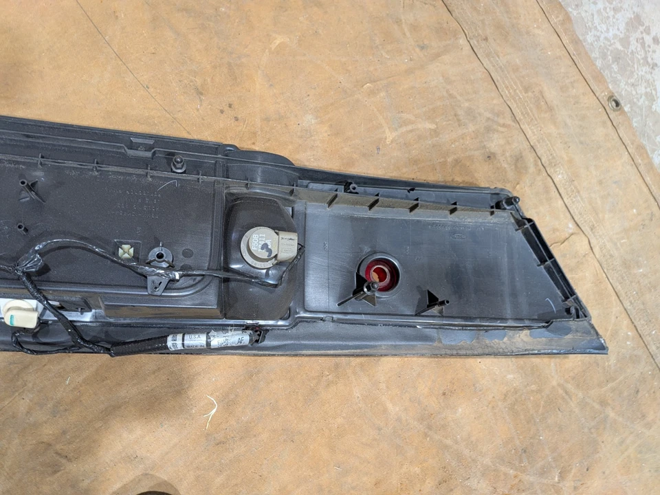 Grand Marquis 1999-2000 / Crown Vic Victoria panel de acabado de maletero / luces Foto 4 de 4