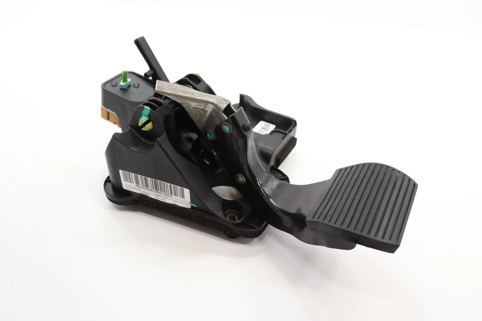 2018 - 2020 FIAT 500L FRONT FOOT BRAKE STOP PEDAL W/ BRACKET OEM 00521023100 - Image 4 of 4