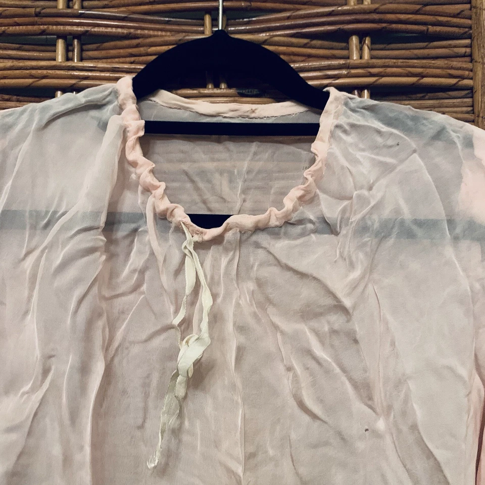 Antigua blusa rosa hecha a mano con cuello con cordón y botones de puño de madreperla Foto 3 de 4