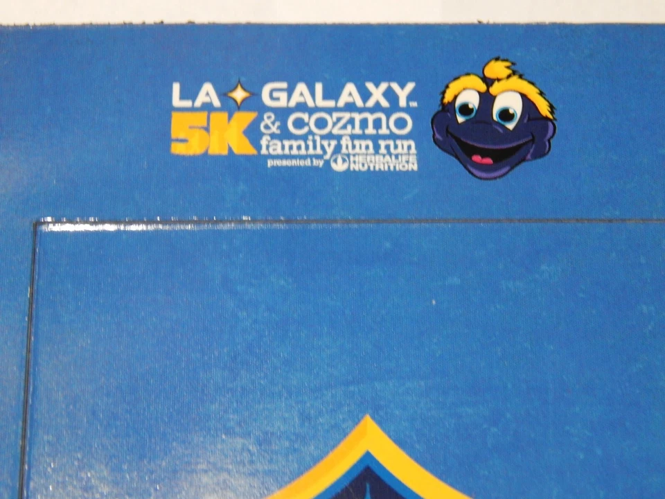 LA GALAXY MLS 足球 COZMO 家庭乐趣运行 5K 磁铁框架 5 1/2 X 7 全新 — 第 2/4 张图片