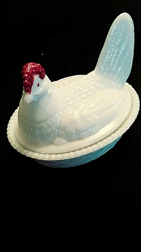 VTG WESTMORELAND MILK GLASS HEN ON NEST W/ RED COMB APPROX. 4.5" T SPLIT TAIL