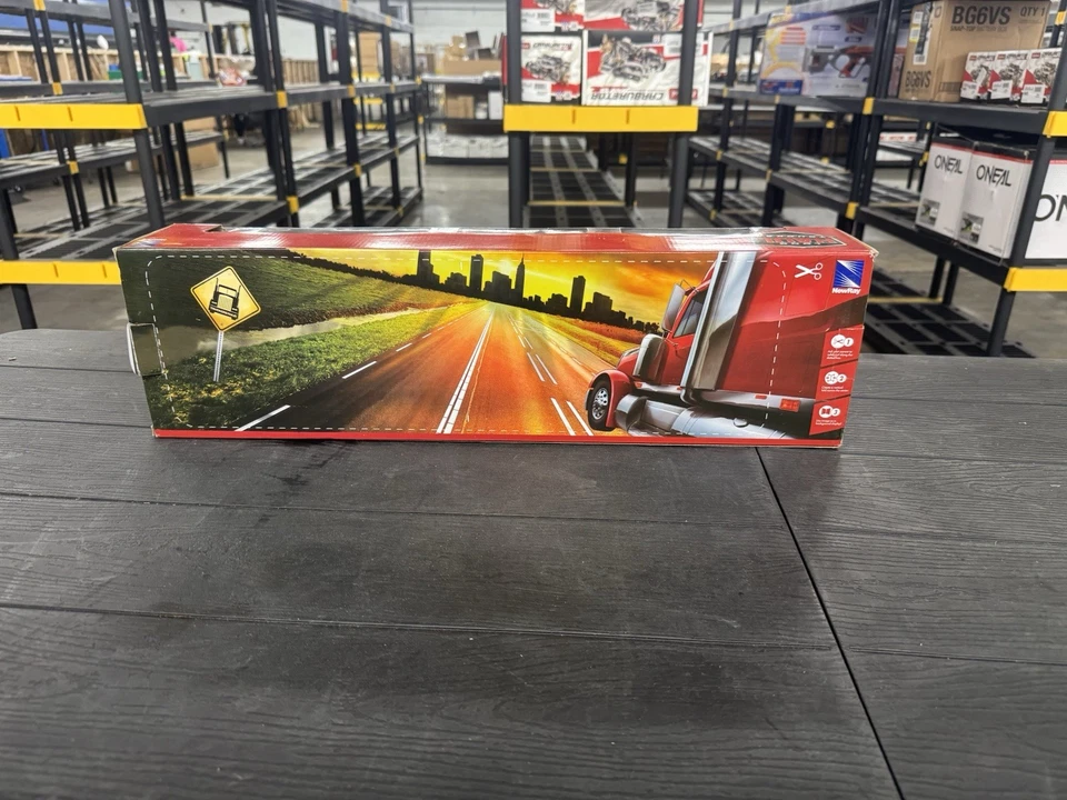 PETERBILT 379 TOW TRUCK & 387 TRUCK TRACTOR 2 PC SET 1/32 BY NEW RAY SS-12053 A - Image 3 of 3