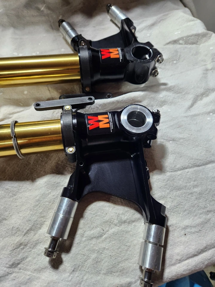 Aprilia RSV4 Complete World Superbike especificaciones frontal: KTech/Aprilia Racing Foto 3 de 4