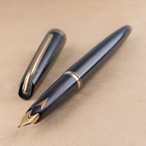 VINTAGE 1950's Platinum Black Long Body 18K Gold Nib Fountain Pen