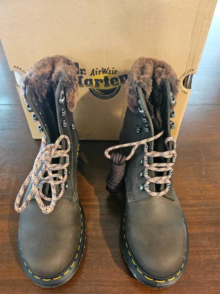 Botas de combate Dr. Martens para mujer 1460 cuello Serena marrón forradas de piel sintética talla 9 Foto 3 de 4