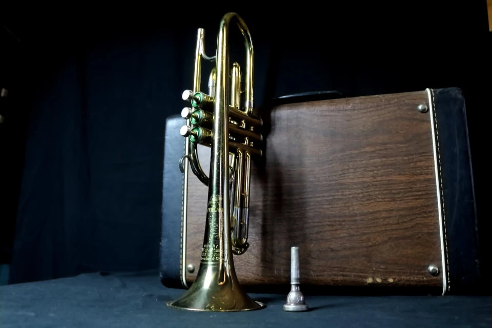 Corneta maestra King modelo 1065 1930 - usada, boquilla y estuche original incluidos Foto 2 de 4