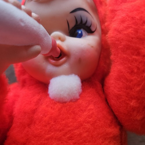 Vintage Gummi Gesicht Plüsch Baby Puppe mit Flasche im roten Schneeanzug MCM Lesen - Bild 3 von 11