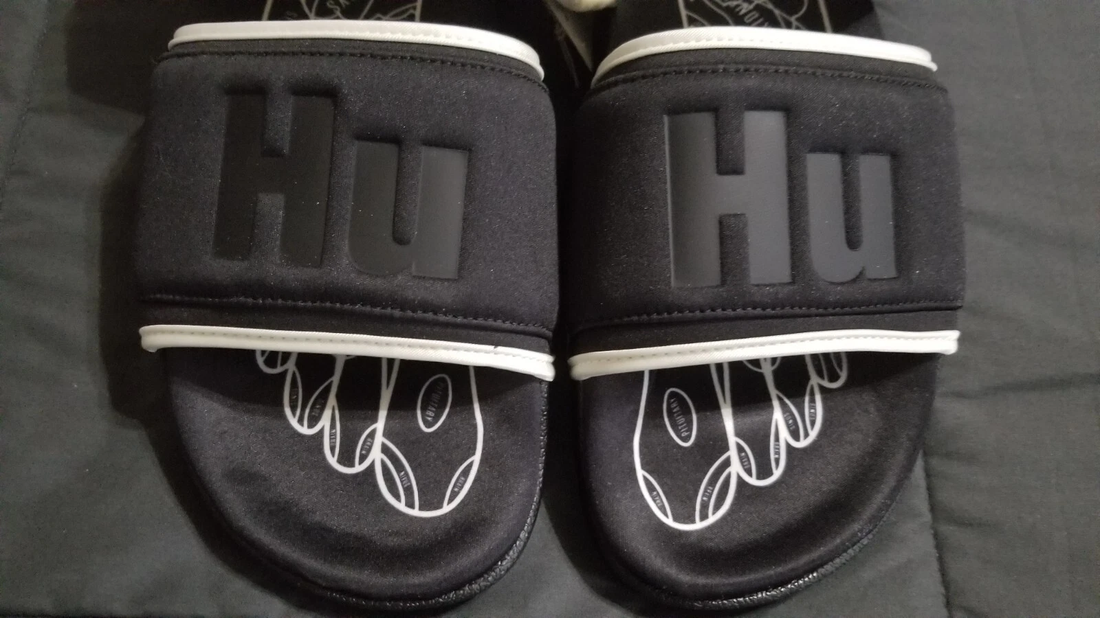 Sandali Adidas x Pharrell Williams Adilette 2.0 da uomo taglia 11 #GZ1892 neri bianchi