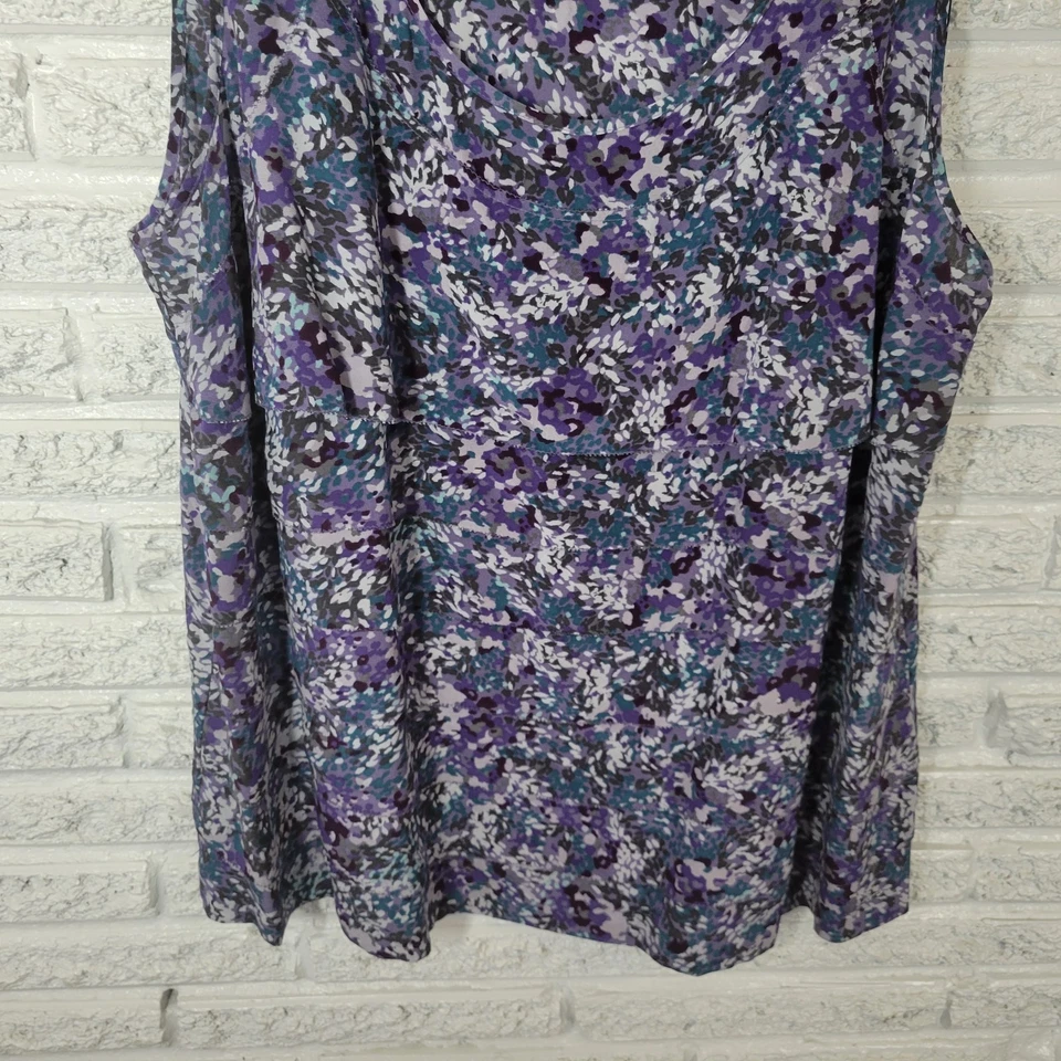 Top halógeno Encore para mujer 18W Plus sin mangas azul seda floral acuarela en niveles Foto 4 de 4