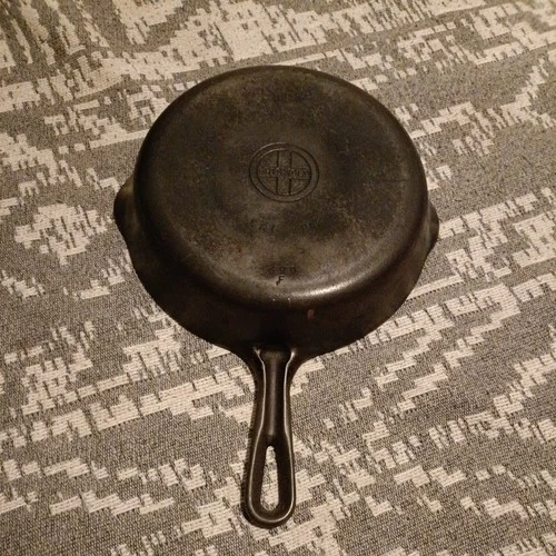 Vintage Griswold no. 5 Cast Iron Skillet Erie PA 699 F