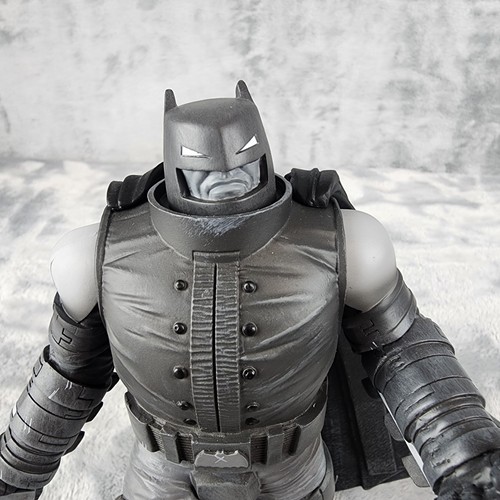 DC Collectibles Armored Batman Black and White STATUE By FRANK MILLER Figure - Bild 2 von 6