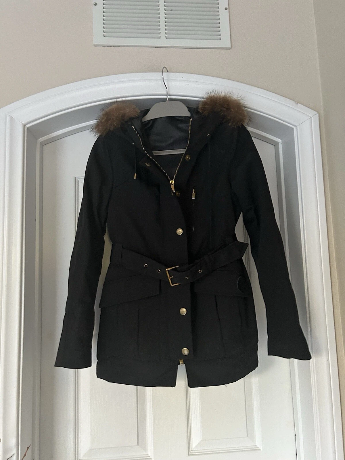 Gucci Magnifique veste chaude noire bordure fourrure capuche ceinturée logo Gucci M/L