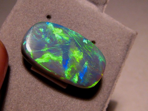 12.7 ct. Natural Australian Black Opal , Brightness 5 - Picture 7 of 10