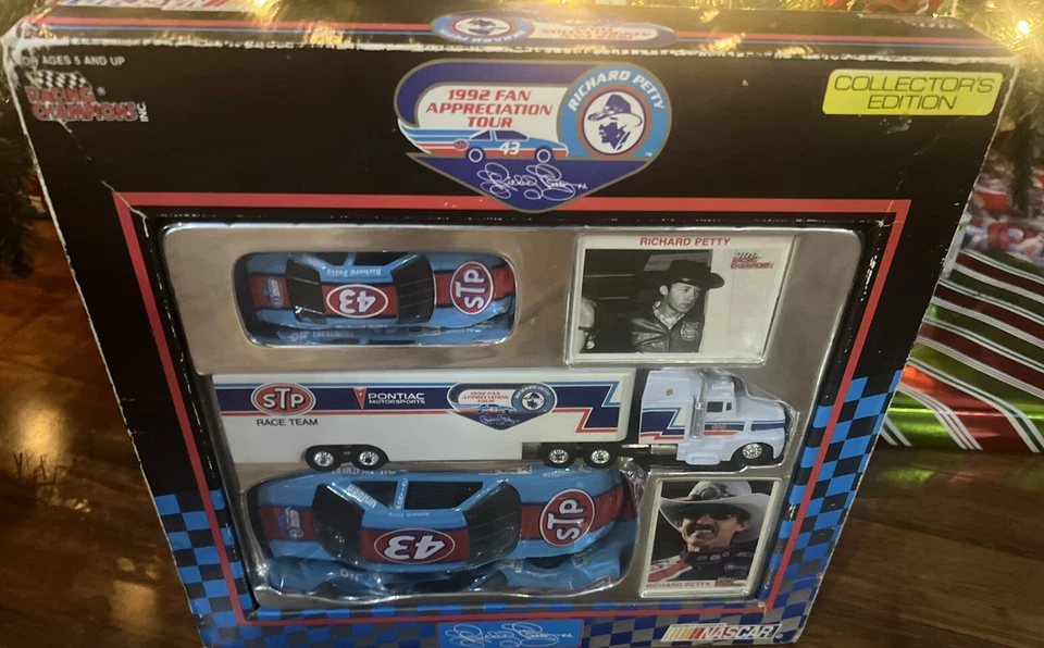 VINTAGE RARE RICHARD PETTY 1992 FAN APPRECIATION TOUR SET RACING RACE CAR SET - Image 3 of 4