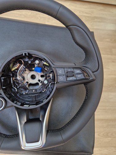Volante Alfa Romeo Giulia Stelvio Tonale (Steering Wheel) - Foto 3 di 5
