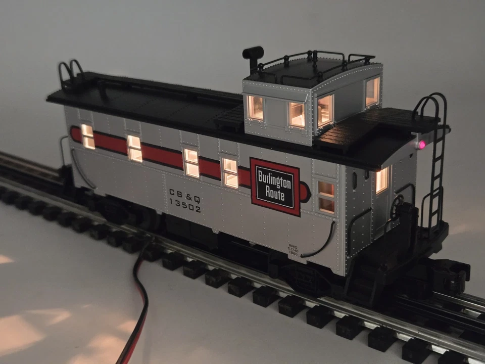 MTH Rail King 30-77027 Burlington Route Offset Steel Caboose - Lighted - CB&Q - Image 3 of 4