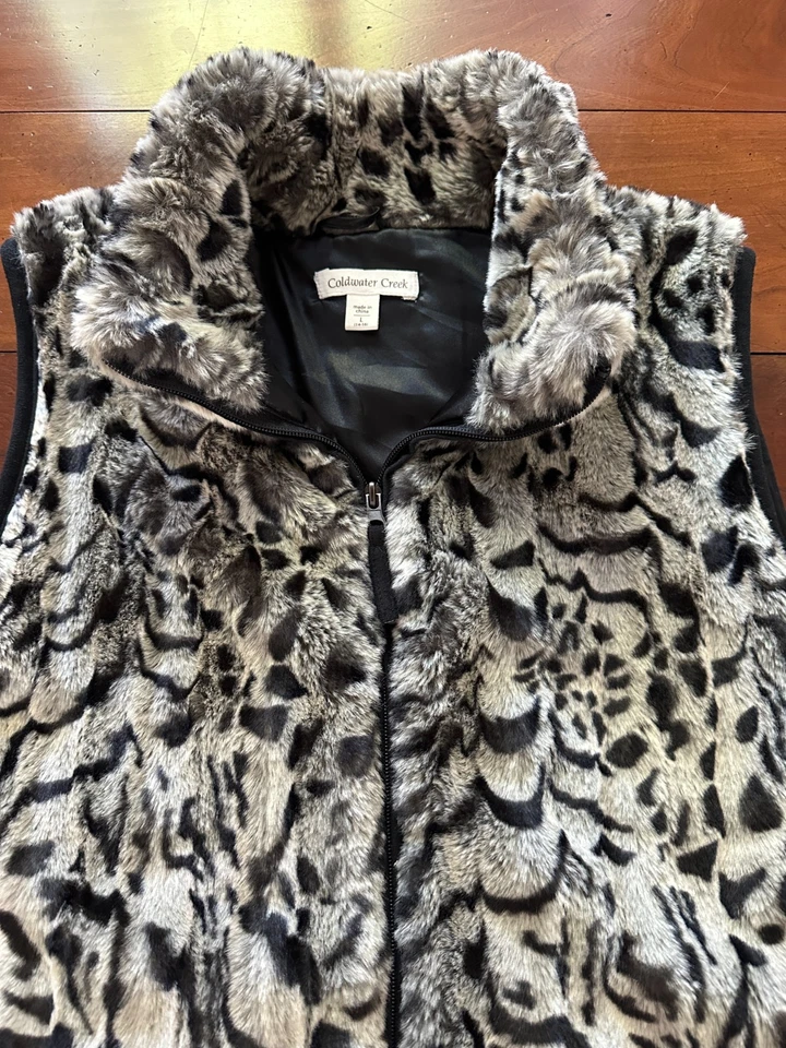 Chaleco Coldwater Creek para mujer de piel sintética con cremallera frontal estampado animal talla grande Foto 3 de 4