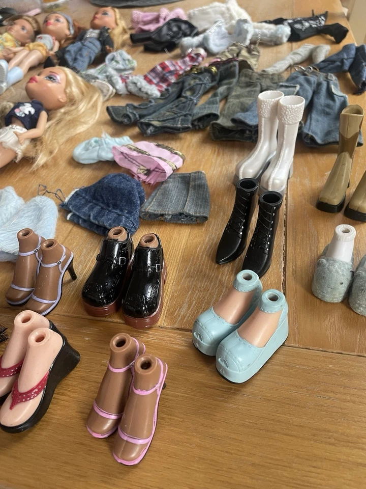 Muñeca Bratz Paquete 10 Muñecas Más Ropa Accesorios Bolsas Zapatos y2k De Colección Raro Foto 2 de 4
