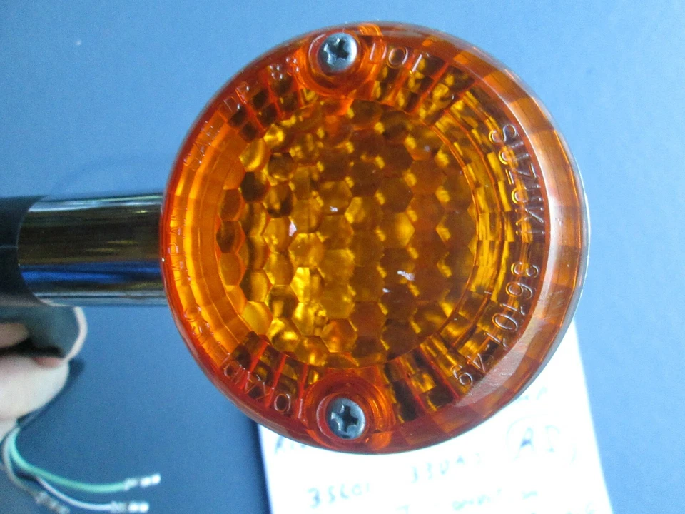 OEM SUZUKI GZ250 MERODEADOR SEÑAL DELANTERA DERECHA, 35601-33DA0 (3 cables) PROBADO Foto 2 de 4