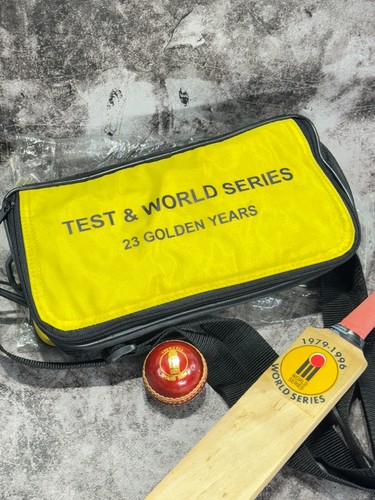 Vintage - Test & World Series Cricket Bundle - Lunch Bag, Mini Bat and Ball - Picture 4 of 6