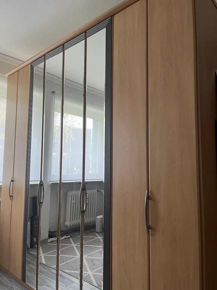 Kleiderschrank mit platzsparenden Falttüren und Spiegel