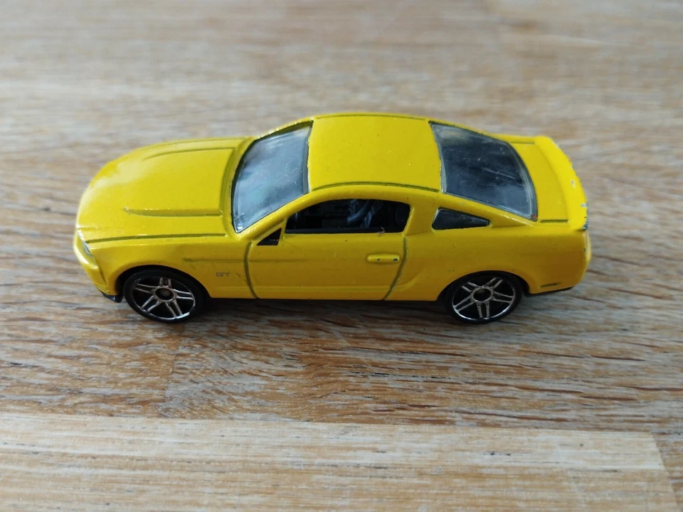 Hot Wheels 2009 New Models Yellow 2010 Ford Mustang GT Diecast Muscle Toy Car — 第 4/4 张图片