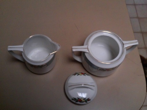 MEITO CHINA VINTAGE SUGAR BOWL & CREAMER HAND PAINTED JAPAN FRUIT W/ GOLD TRIM N - Picture 3 of 5