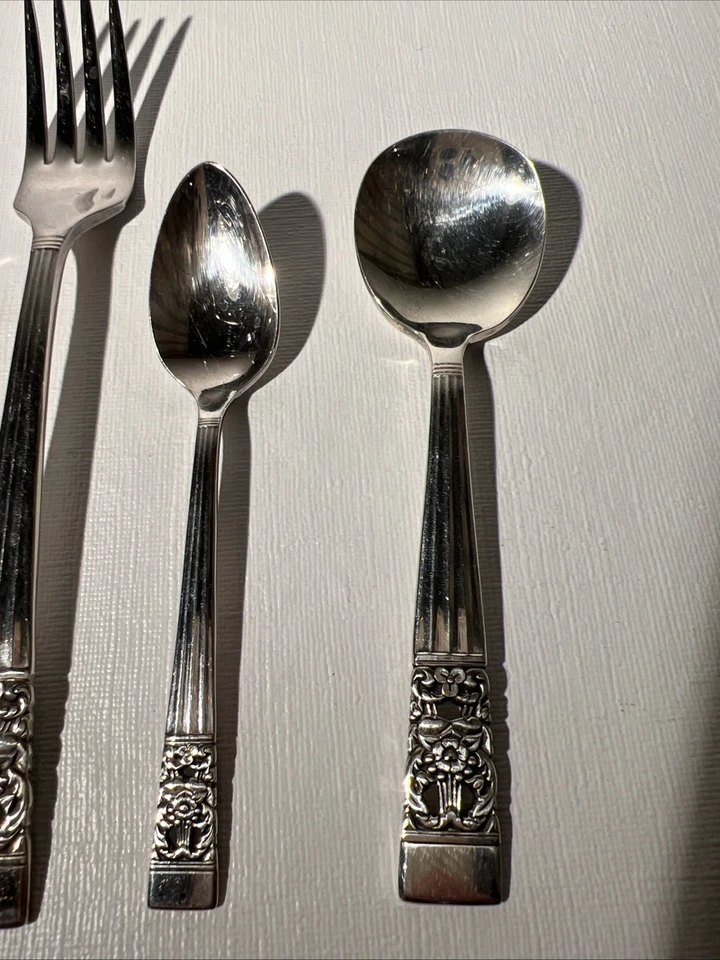 Cubiertos plateados Oneida Community Hampton Court - Juego de 4 piezas  Foto 2 de 4