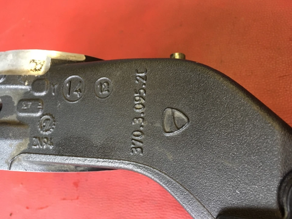 D60 Ducati Diavel 1200 Schwinge Einarmschwinge Achse - Bild 4 von 4