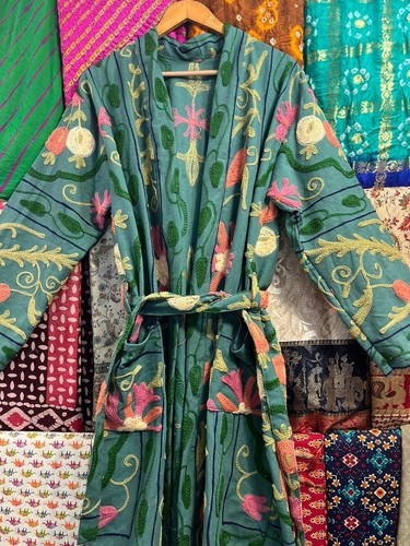 Chaqueta Kimono Suzani Bordada Verde Lujo Resort Wear Frontal Lado Chaqueta Abierta - Imagen 7 de 10