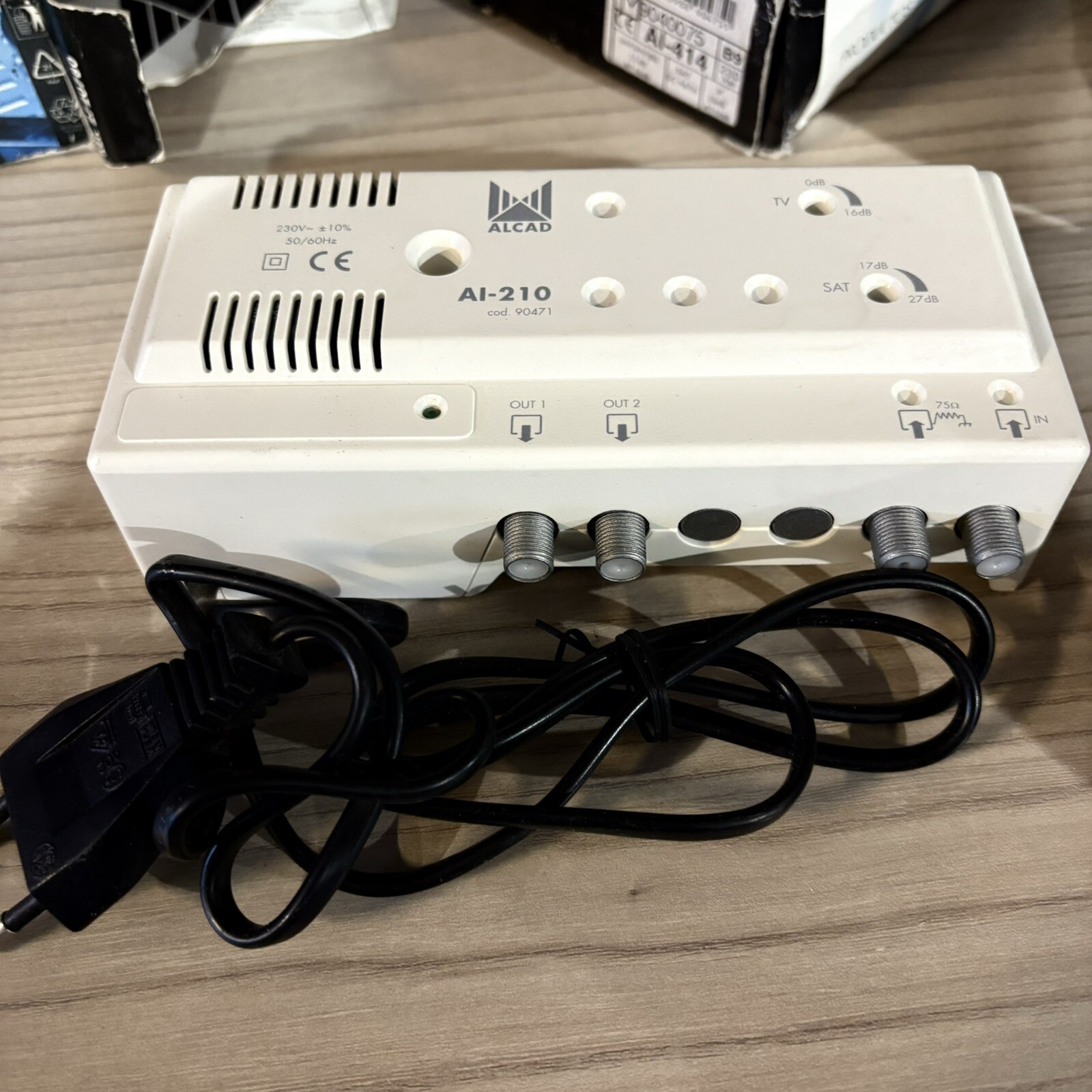 Alcad AI-210 Ampli d'Intérieur Blindé Haute Fidélité pour Signal TV IF