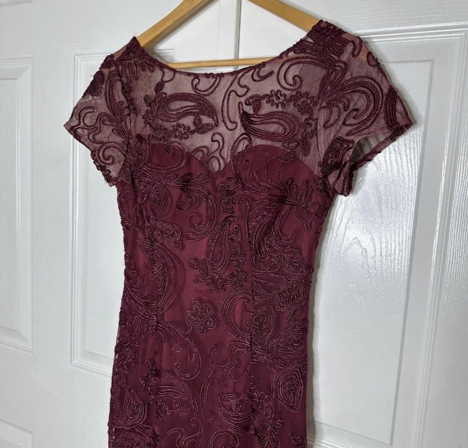 Vestido de sirena borgoña con cordones manga corta cuello barco JS Collections para mujer Foto 2 de 4