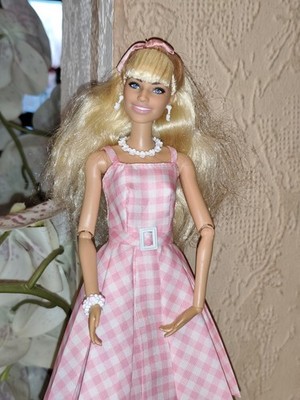 Alte Barbie Puppe The Movie Barbie Margot Robbie im Rosa-Weißen Karo-Kleid HPJ96