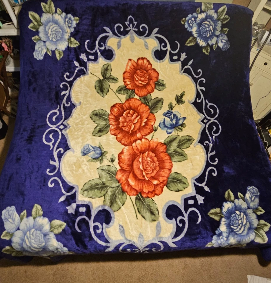 Solaron Blanket throw Thick Ultra Fine Polyester Mink Plush Flower Heavy Weight - Image 3 of 4