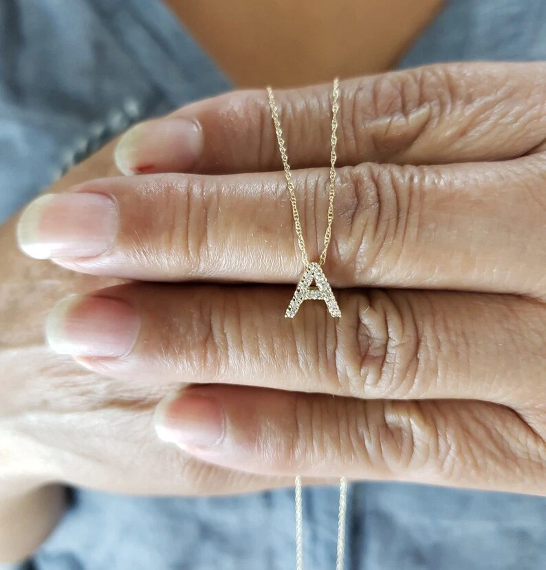 Delicado collar inicial corte redondo colgante de diamantes cultivados en laboratorio uso diario Foto 2 de 4