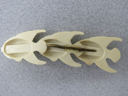 Broche de pez celuloide de mediados de siglo antiguo plástico escuela de 3 peces 3,5" de largo - Imagen 2 de 7