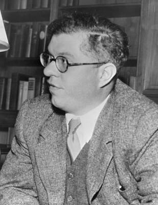 Fred Hoyle 38 year old English mathematician told Pasadena Californ- 1952 Photo