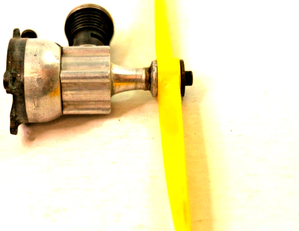 Vintage Cox Thimble-Drome .049 model airplane engine with Tornado Propeller - Image 4 of 4