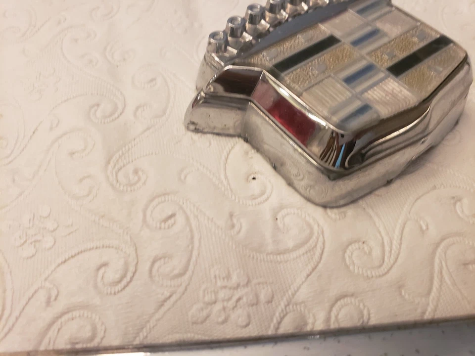 Cadillac Deville 1966 a 66 bloqueo de maletero cubierta de aleta emblema y emblema en V ornamento Foto 4 de 4