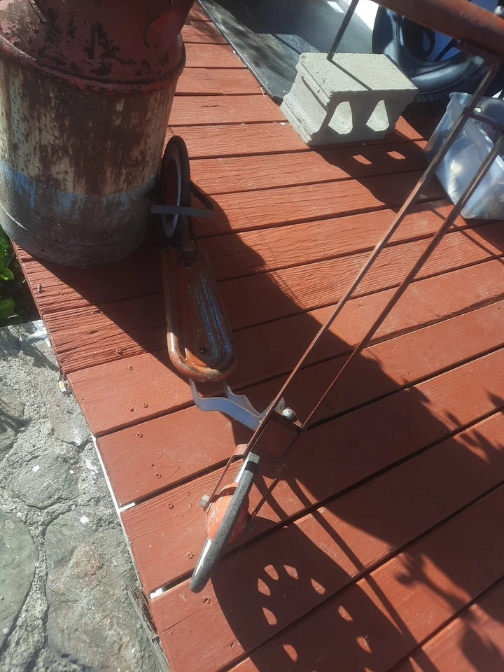 Scooter de empuje vintage de juguete antiguo para niños de metal y madera rojo y blanco años 40  Foto 2 de 4