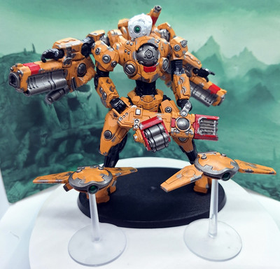 Vierarmiger Mecha Battlesuit und Drohnen