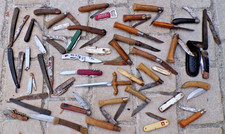 Lot de 45 couteaux pliants anciens,  Opinel, coupes choux, Pradel et divers
