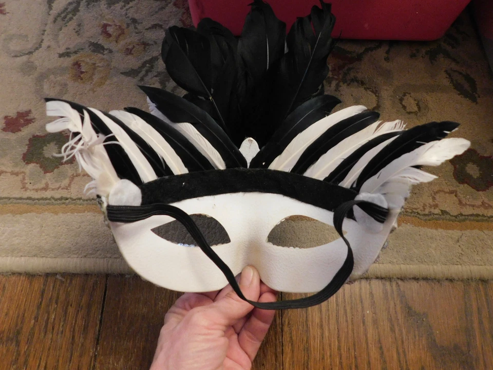 Máscara de plumas de Mardi Gras blanca negra fiesta de Halloween máscara lentejuelas brillo Foto 3 de 4