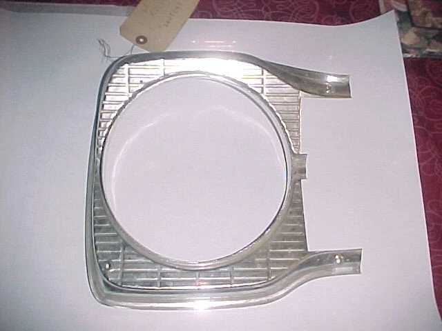 1965 Plymouth Belvedere left headlight bezel trim frame 2445241 Foto 2 de 3