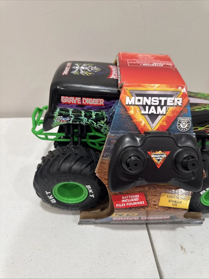 Monster Jam 1:15 Radio Control 2.4GHz Grave Digger Monster Truck Toy 4y+ - Image 4 of 4