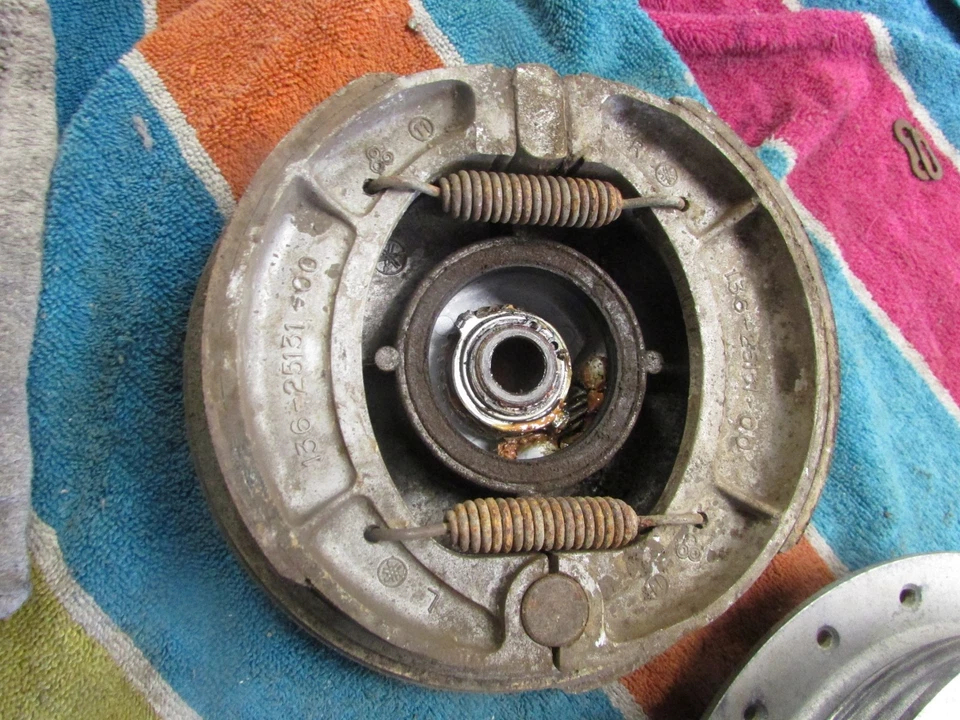1970 Yamaha RT1 360 Complete Front Wheel Hub & Backing Plate - Image 4 of 4