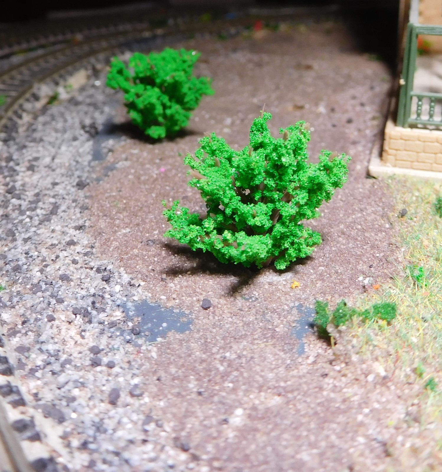 20 Medium Green Bushes, Shrubs, 28 mm High, for Landscaping