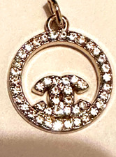 Ciondolo Charm Chanel Cristallo CC Bottone Zip Tirare, 2 cm di larghezza, 2,5 cm di altezza, Firmato
