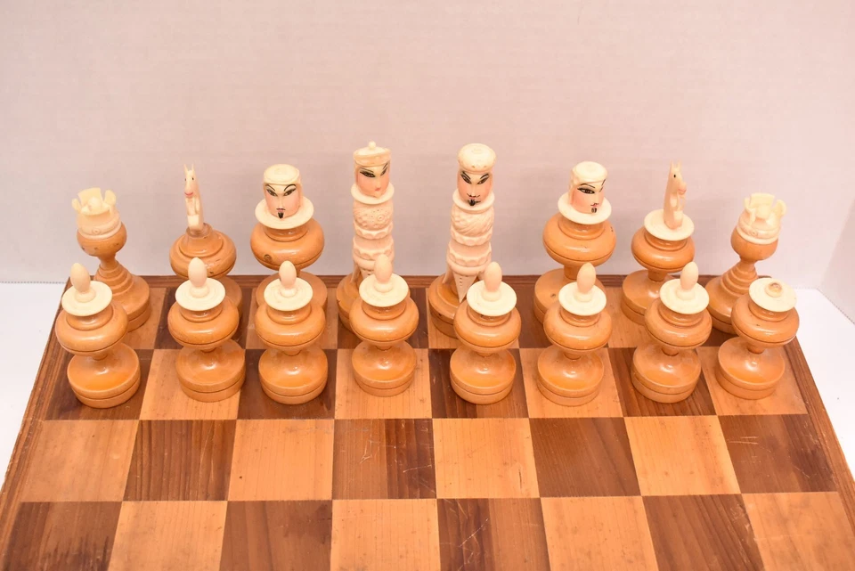 Juego de ajedrez de hueso tallado de principios del siglo XX con tablero estilo púlpito español/mexicano Foto 3 de 4