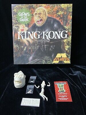 KING KONG プラモデル　ATLANTIS MODELS Amazon.com: Atlantis Toy and Hobby - King Kong Glow 1/30